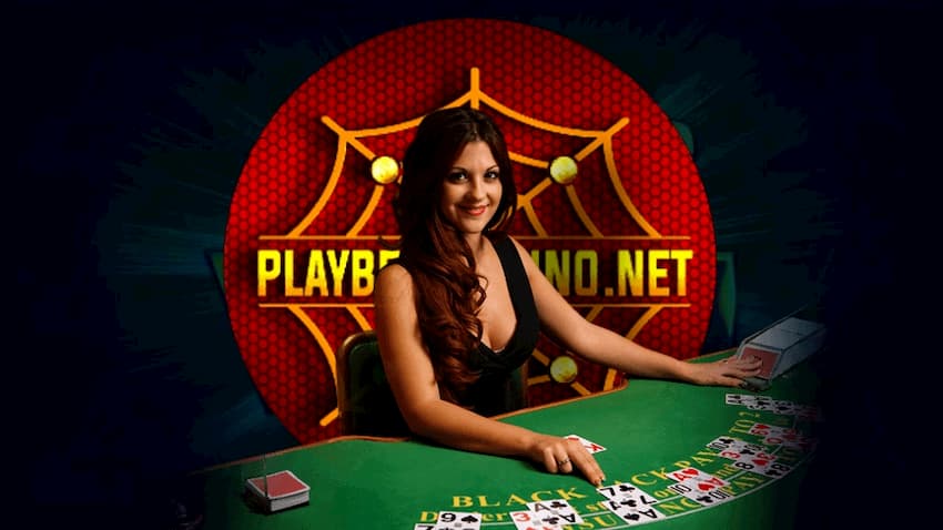 Bela knabino traktanta kartojn en blackjack en interreta kazino en 2024 estas sur la foto.